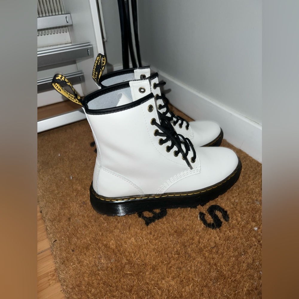 Dr Martens White Zavala Lace Up Boots WORN ONCE LIKE NEW! Size 7